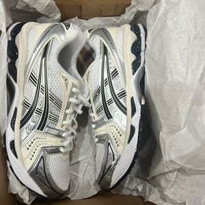 ASICS WOMEN'S GEL-KAYANO 14 (WHITE/MIDNIGHT)